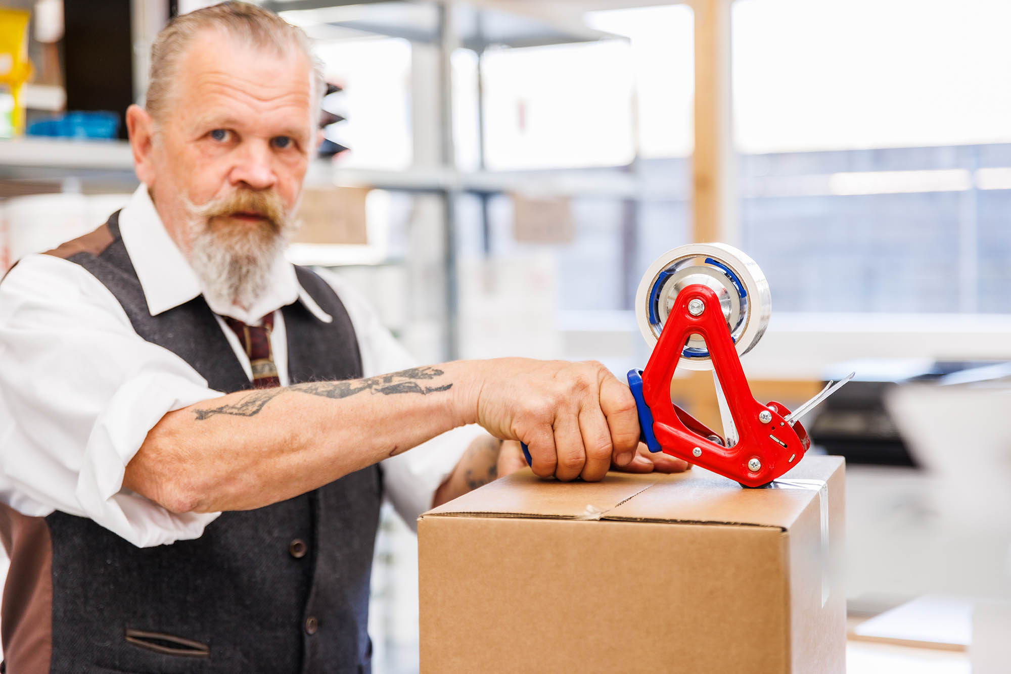 CarniMed - Klaus im Versand sorgt dafür, dass die Pakete pünktlich bei den Hunden ankommen Versandmitarbeiter Klaus packt die Pakete für die Hunde